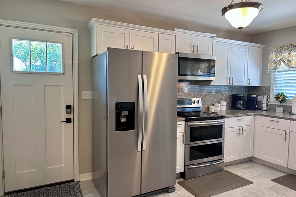 Kjøleskap, mikrobølgeovn, ovn og kokeplater