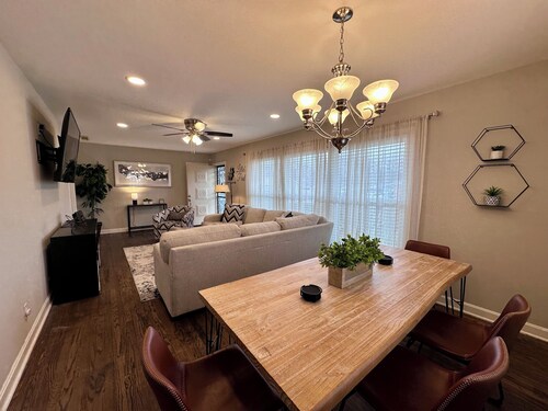 Luxury 3 BR/1 BA Home 3 Minutes to Downtown Murfreesboro & 5 Minutes to MTSU