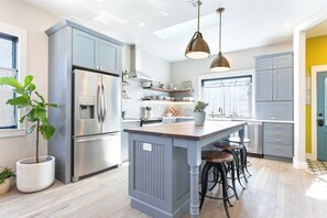 ثلاجة، ميكروويف، فرن�، موقد طهي مسطح