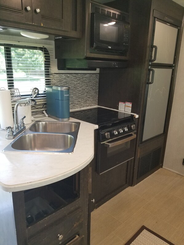 Frigorífico, microondas, horno y placa de cocina