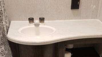 Combined shower/tub, towels