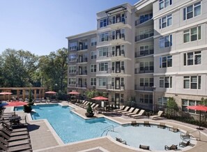Outdoor pool - ROOFTOP VIEWS! Relax in our stylish and bring apartment in Atlanta (Atlanta)