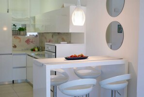 Køleskab, ovn, opvaskemaskine, kaffe-/temaskine