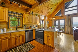 Fridge, microwave, oven, stovetop - HUGE AMAZING Mtn Views!  Great Location! Game Room! Hot Tub, Spacious! Privacy! (Sevierville)