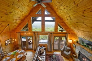 Smart TV, caminetto, videogiochi, libri