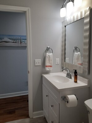Combined shower/bathtub, hair dryer, towels, soap