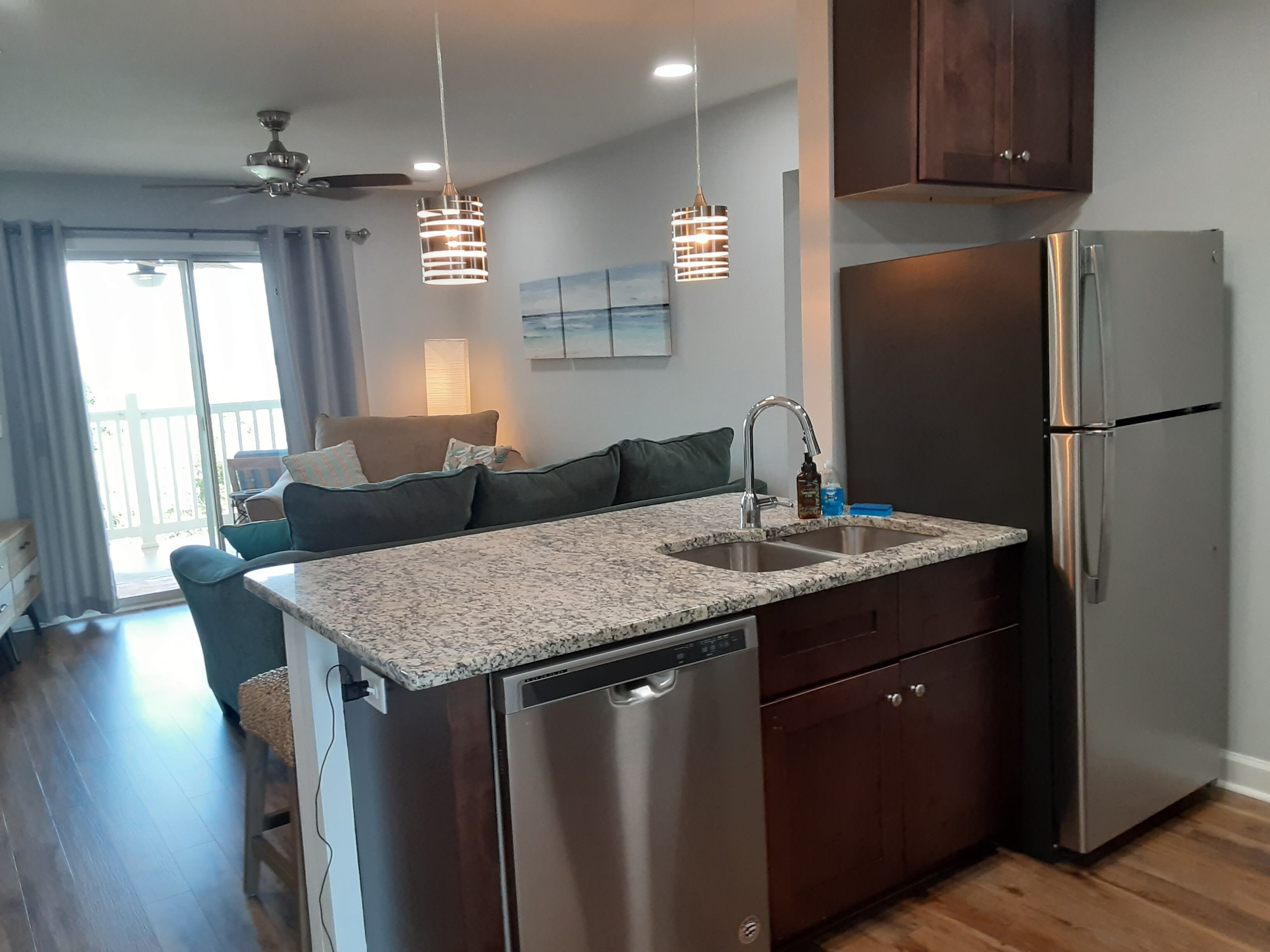 Comfy & Clean, Quiet Nature Sunset Water View. Have a Folly Great Time! 