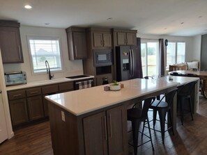 Réfrigérateur, four à micro-ondes, un four, surface de cuisson