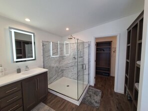 Combined shower/bathtub, towels, toilet paper