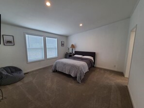 3 bedrooms, desk, free WiFi, bed sheets - **Be at Home at Lake Mac** (Lewellen)