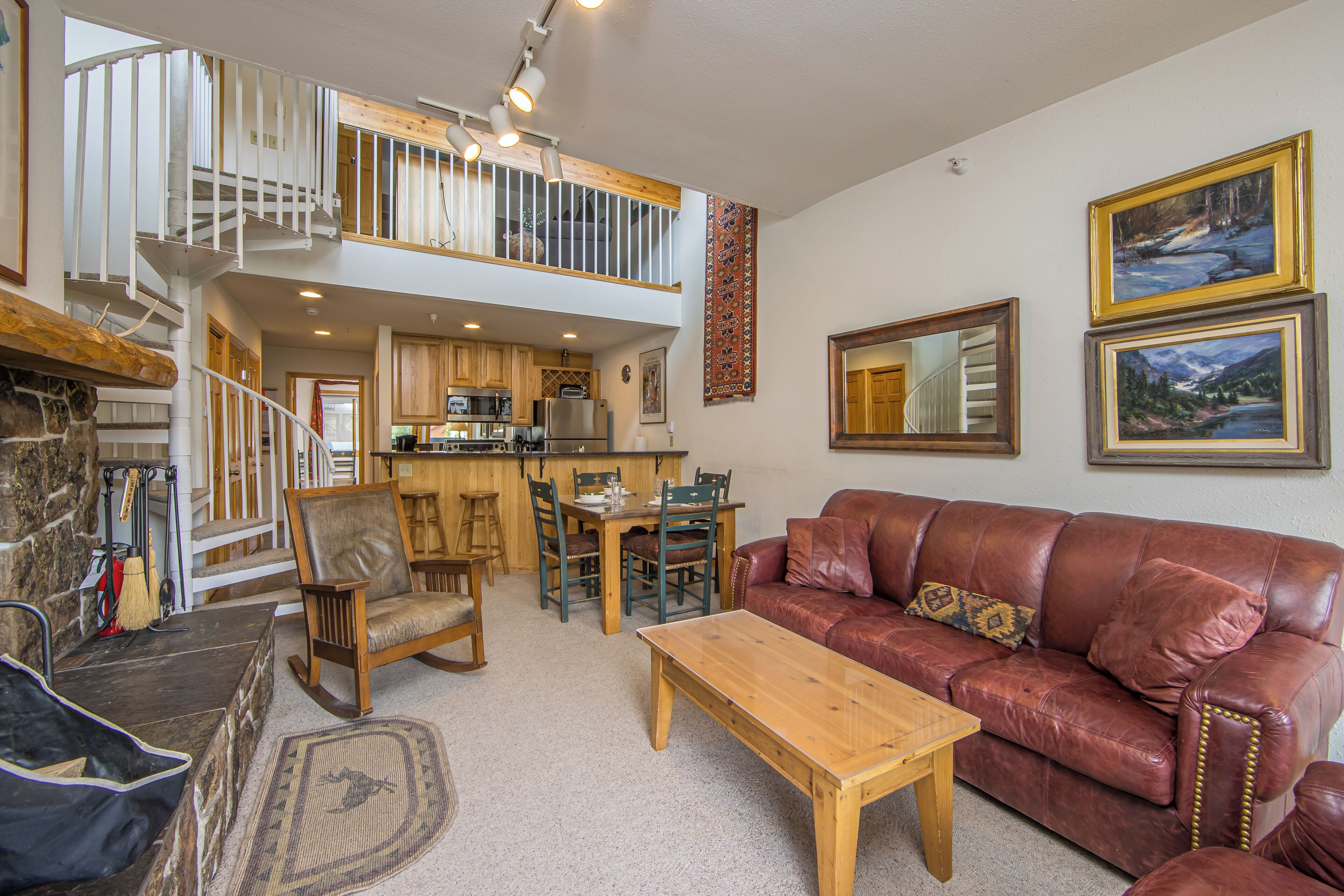 Fernseher, Kamin, DVD-Player