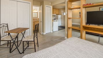 1 habitación, tabla de planchar con plancha, wifi gratis y ropa de cama