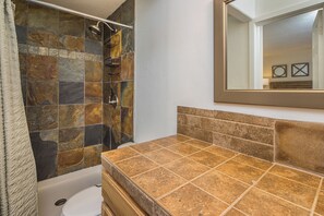 Shower, hair dryer, towels, shampoo - Condo in Big Sky Resort Mountain Village, close to slopes - Hill Condo Studio (Big Sky)