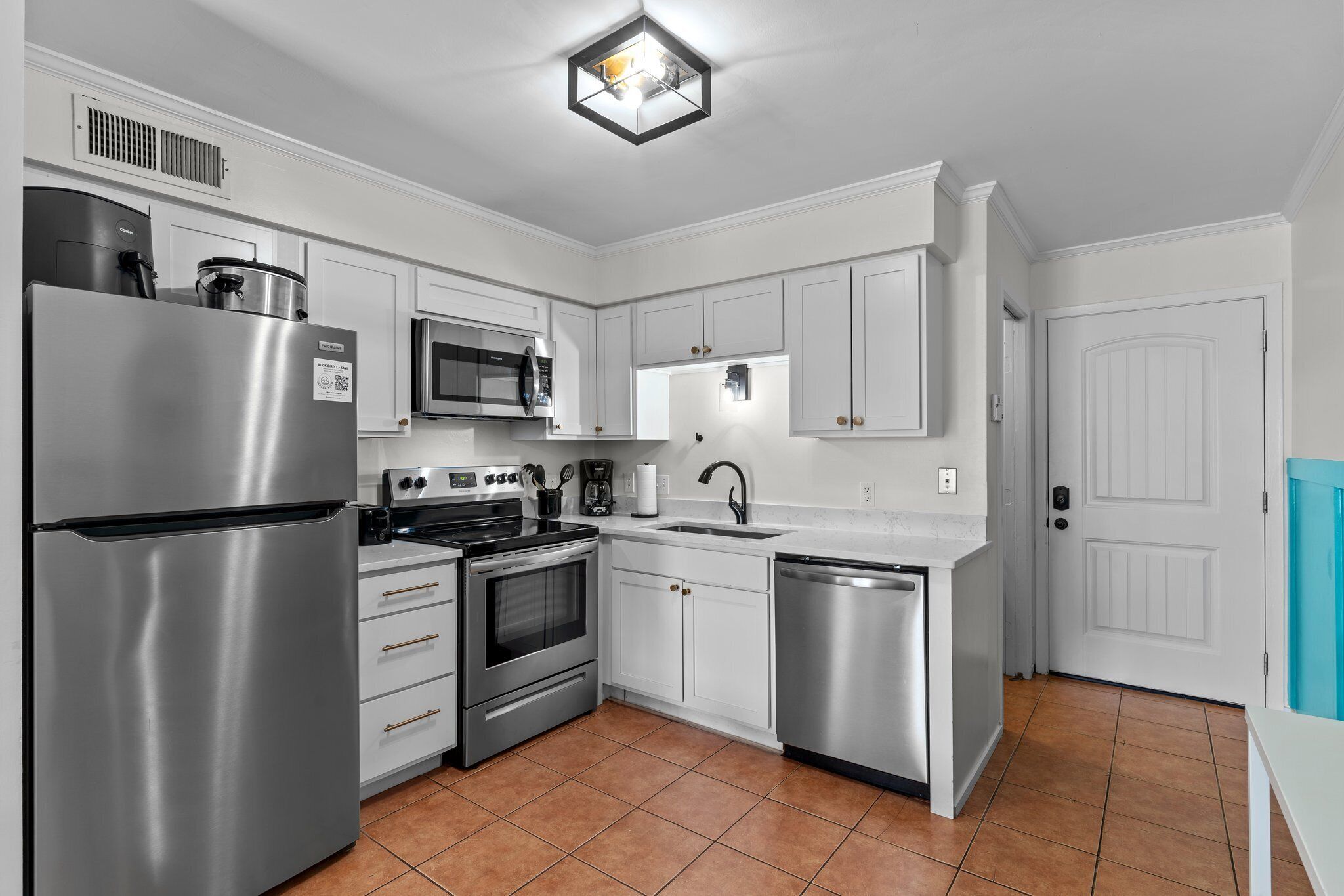 Geladeira, micro-ondas, fogão, cooktop