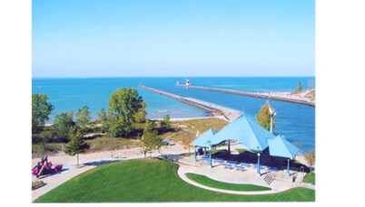 COZY 3BR HARBOR HOUSE NEAR LAKE MICHIGAN, HUGE DECK AND YARD