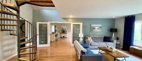 Una Smart TV, Netflix, una mesa de tenis de mesa, libros