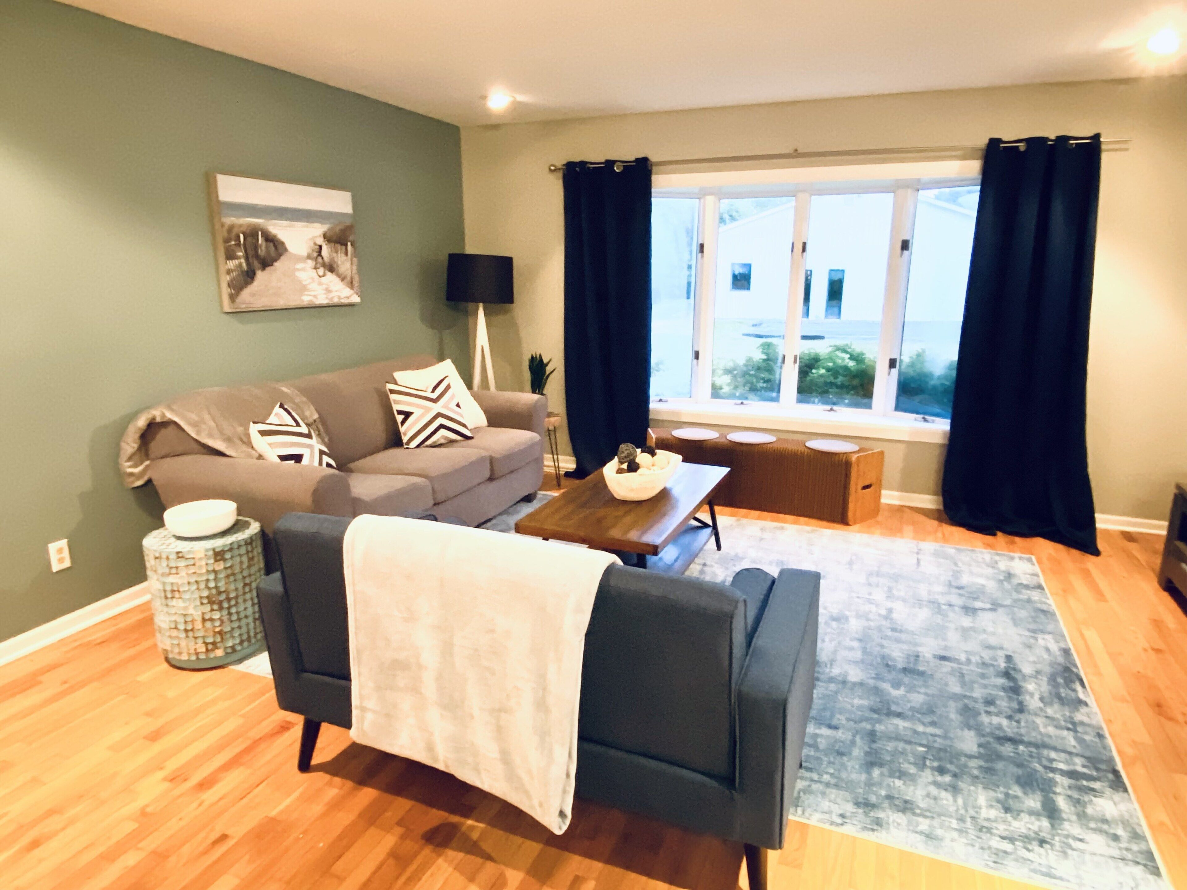 COZY 3BR HARBOR HOUSE NEAR LAKE MICHIGAN, HUGE DECK AND YARD