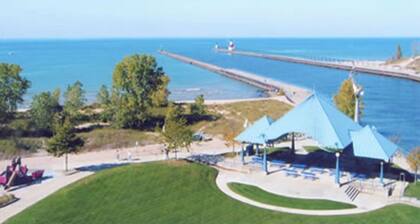 COZY 3BR HARBOR HOUSE NEAR LAKE MICHIGAN, HUGE DECK AND YARD