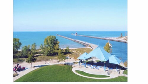 COZY 3BR HARBOR HOUSE NEAR LAKE MICHIGAN, HUGE DECK AND YARD