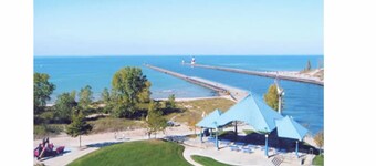 COZY 3BR HARBOR HOUSE NEAR LAKE MICHIGAN, HUGE DECK AND YARD