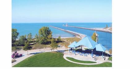 COZY 3BR HARBOR HOUSE NEAR LAKE MICHIGAN, HUGE DECK AND YARD