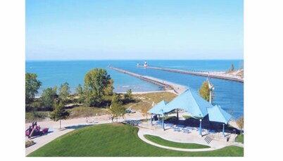 COZY 3BR HARBOR HOUSE NEAR LAKE MICHIGAN, HUGE DECK AND YARD