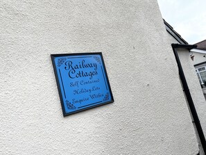 Exterior detail - Sweetpea Cottage - Sleeps 5, Parking & Pets Ok (Louth)