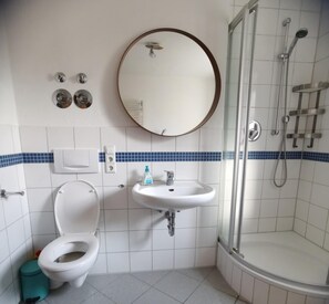 Badewanne, Haartrockner, Handtücher