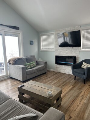 TV, fireplace