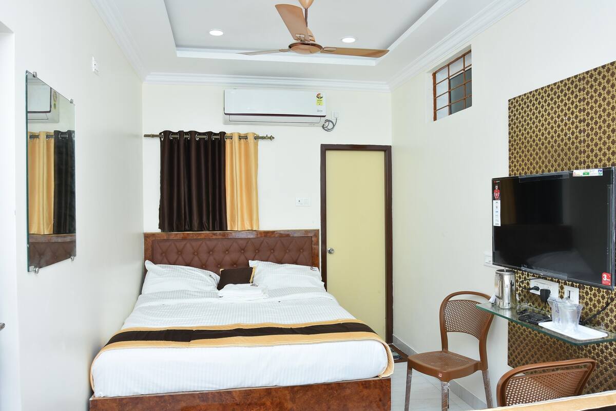 Individually furnished, free WiFi, bed sheets