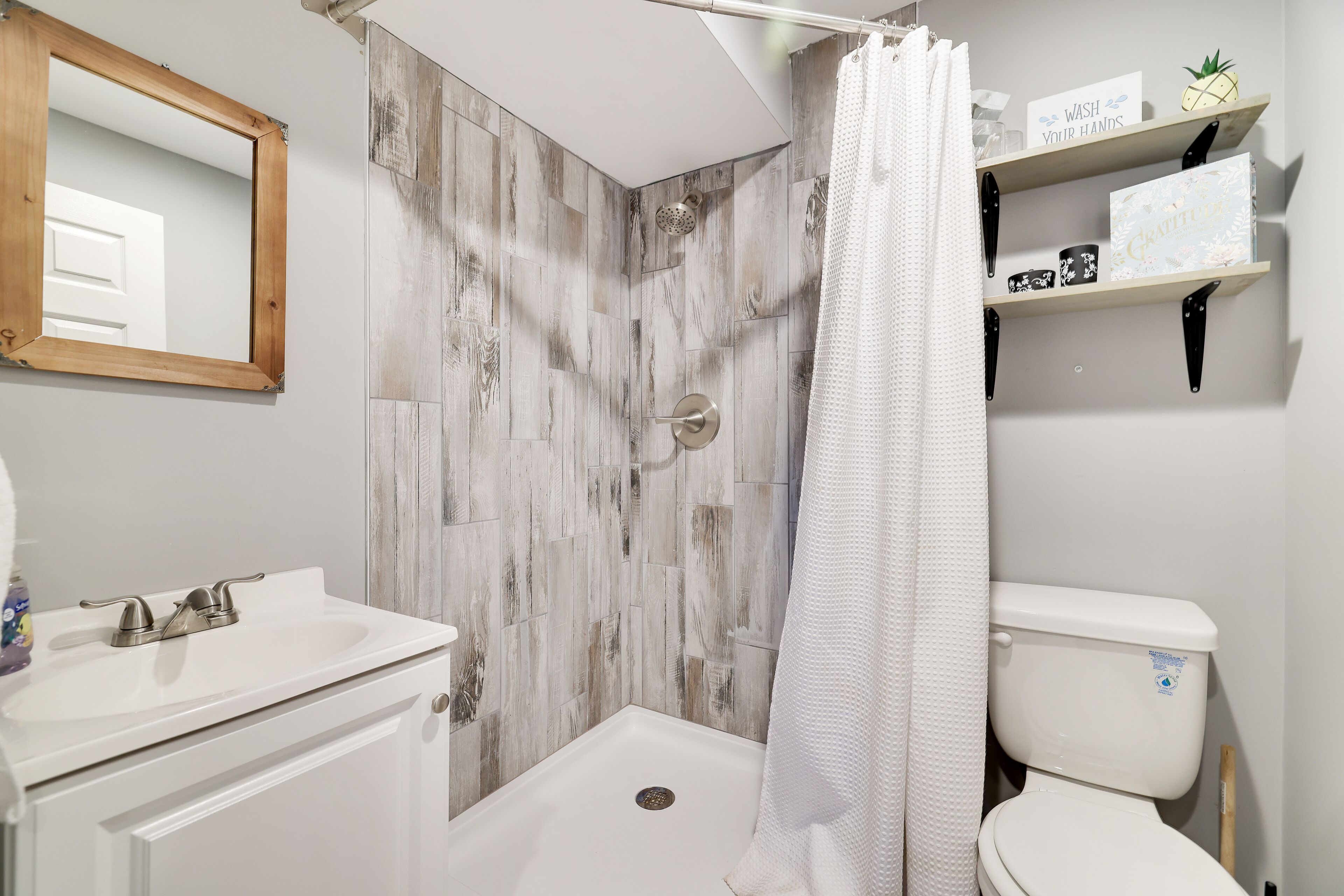 Un baño con ducha, inodoro y lavamanos.