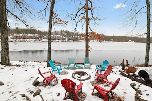 LAKE FRONT HOME in SAW CREEK, BUSHKILL