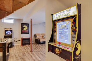 Game room - LAKE FRONT HOME in SAW CREEK, BUSHKILL (Bushkill)