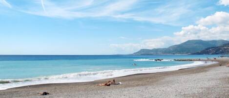 Una spiaggia nelle vicinanze