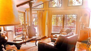 A cozy living room with a fireplace, a sofa, and a coffee table. - ManVee Lodge at Yosemite - Just 2 miles from the south gate entrance to Yosemite (fish camp)