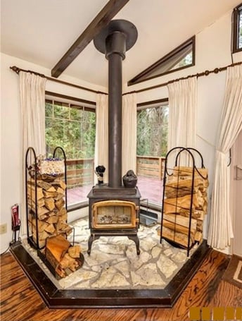 Interior. ManVee Lodge at Yosemite - Just 2 miles from the south gate entrance to Yosemite