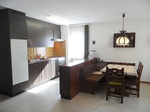 Kühlschrank, Geschirrspüler, Kochgeschirr/Geschirr/Besteck