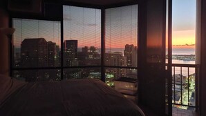 Room - Honolulu Penthouse with Stunning Harbor, Aloha Tower, and Ocean Views (Honolulu)