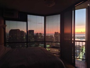 2 bedrooms, desk, iron/ironing board, free WiFi - Honolulu Penthouse with Stunning Harbor, Aloha Tower, and Ocean Views (Honolulu)