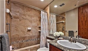 Bathtub, hair dryer, towels, soap - Honolulu Penthouse with Stunning Harbor, Aloha Tower, and Ocean Views (Honolulu)