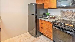Private kitchen - Honolulu Penthouse with Stunning Harbor, Aloha Tower, and Ocean Views (Honolulu)