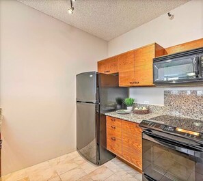 Fridge, microwave, oven, stovetop - Honolulu Penthouse with Stunning Harbor, Aloha Tower, and Ocean Views (Honolulu)