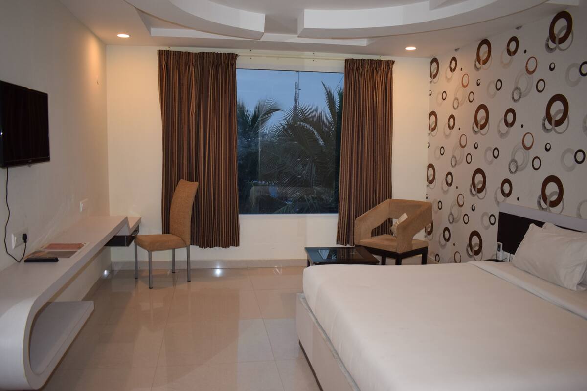 In-room safe, desk, bed sheets