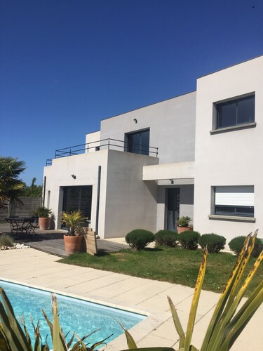 Maison moderne avec piscine chauffée dans la baie du mont st Michel 200m2