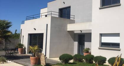 Maison moderne avec piscine chauffée dans la baie du mont st Michel 200m2