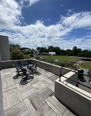 Outdoor dining - Maison Moderne Avec Piscine Chauffée Dans la Baie du Mont st Michel 200m2 (Yquelon)