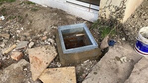 A construction site with a metal frame structure, wooden planks, and a concrete block. - The Finca - Your vacation in the Spanish Rhön (Hünfeld)