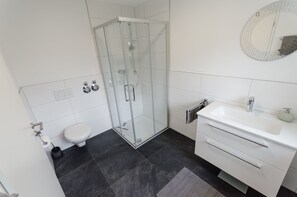 Dusj, hårføner, håndklær og såpe