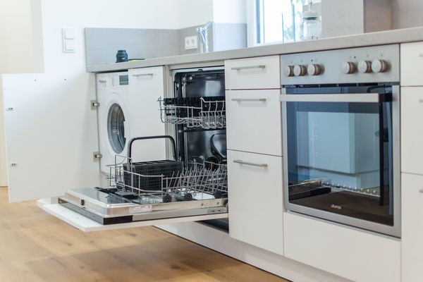 Jääkaappi, mikroaaltouuni, uuni, liesi