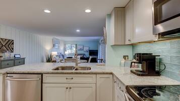 Frigorifero, microonde, forno, piano cottura